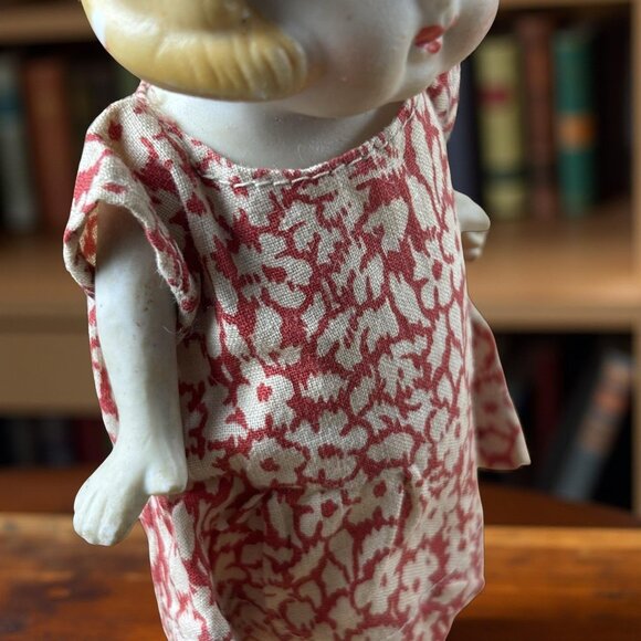 1930s Japanese 6" Bisque Doll with Movable Arms – “Charlotte-Type” Child, Bow & - Picture 6 of 9